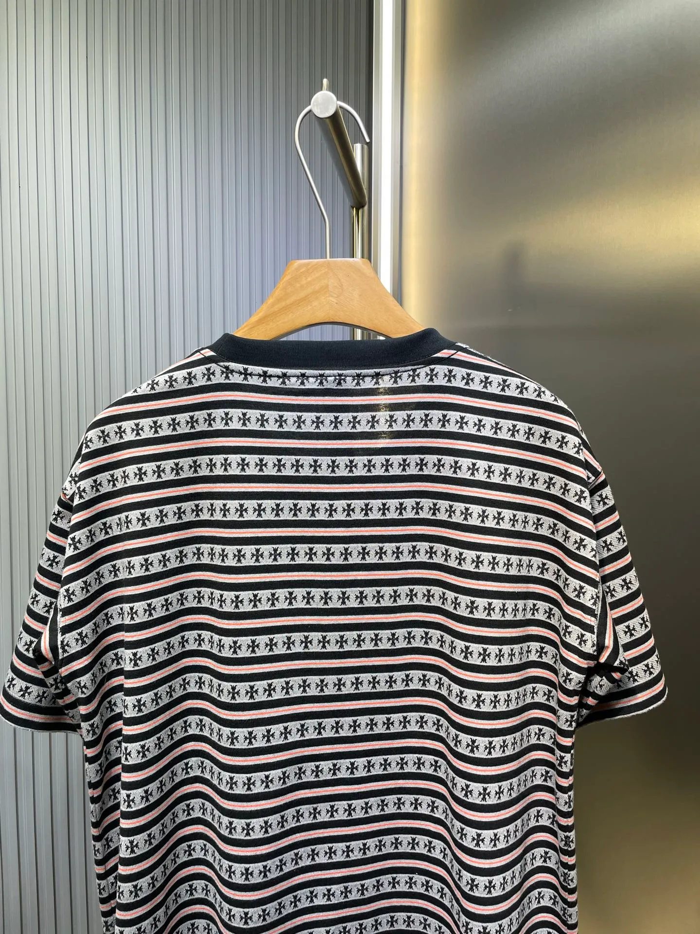 🅿️280 chrome hearts striped full-print short-sleeved craftsmanship instructions: Customized yarn-dyed fabrics, minimum ordering is 1,000 meters, expensive embroidery using imported embroidery machines, the overall line is straight and delicate, the fabric is comfortable and soft, the color is consistent and no color difference. Can be matched with the same style to create a fashionable look, control various occasions, customized accessories, complete three standards, the same style for men and women! ⚠️Color: gray ⚠️Size: sml